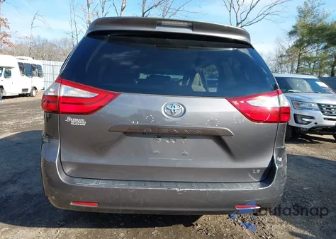 2015 Toyota Sienna Le 8 Passenger z USA, uszkodzony, nr VIN 5TDKK3DC3FS628763